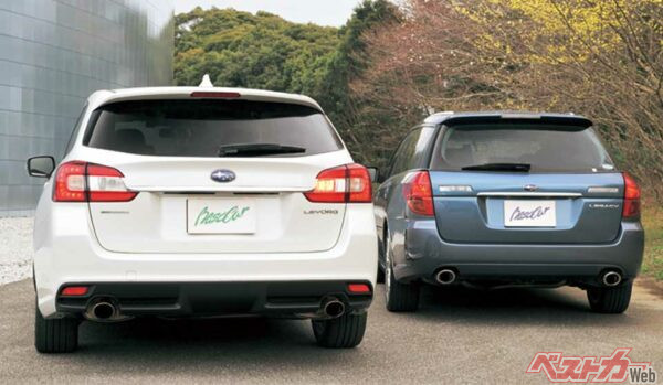 リアビューは写真左のレヴォーグのワイド感が強調され、4代目レガシィはやや腰高感あり