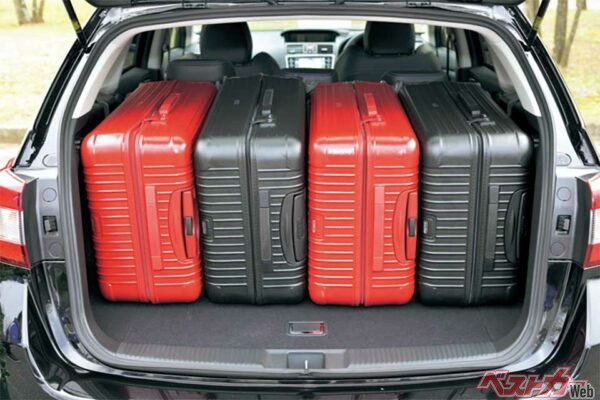 ラゲッジ容量は現行レガシィの520L（※VDA法）を上回る522Lを確保する。大型スーツケースも4個収容可能だ