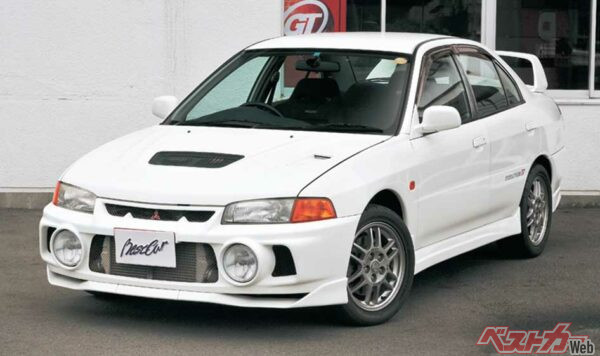 【第2世代】ランサーエボリューションIV（1996年）…1万3134台販売。2Lでついに280psを達成し、AYCを初めて採用した。発売当時の価格はGSR299万8000円