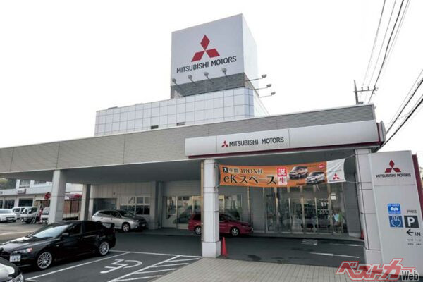 ランエボXを快く貸し出してくださった関東三菱自動車販売戸塚店。店舗内も広く、快適に商談可能だ！（神奈川県横浜市戸塚区平戸町80／045-822-2333） ※店名は当時のものです