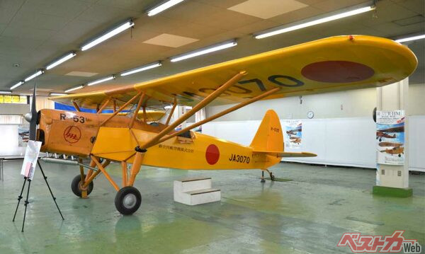R-53型軽飛行機。全長7.50m、全幅10.70m、全高2.65m、最高速度207km/h、上昇限度4500m。戦後国産第1号機R-52型の改良型として、基本的な設計は変わらず、エンジンをイギリス製シラス・メジャー（155hp）に換装するなどして1953年に完成。今回の修復には6カ月かかったという