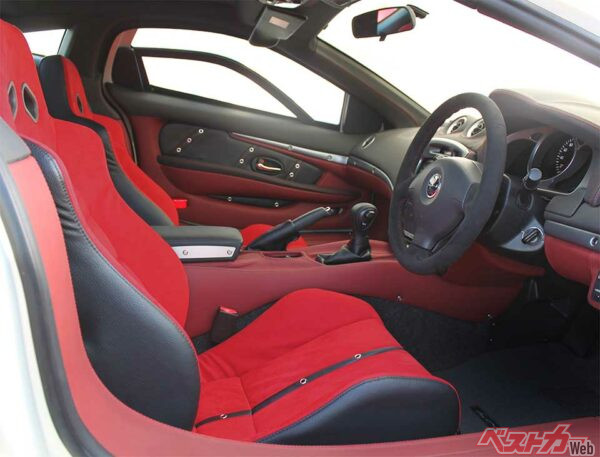 シートにはボディカラーに合わせたコーディネートが施され、ステッチも入る上質さだ