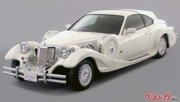 写真は2代目モデル。ベースはシルビア。ウインドウまわりにシルビアの面影が感じられる