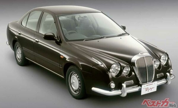 ベースはプリメーラ。写真は2代目モデル、2代目モデルのエンジンは1.5Lと1.8Lの2種類を設定