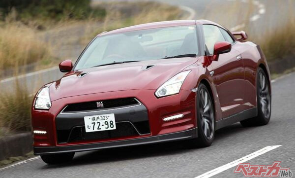 日産GT-R 2014年モデル(基準車/価格:930万9600~1040万400円)…2013年11月19日に発表されたマイナーチェンジモデル。大人が楽しめるGT-Rをテーマに足回りやボディ、エクステリアデザインを改良