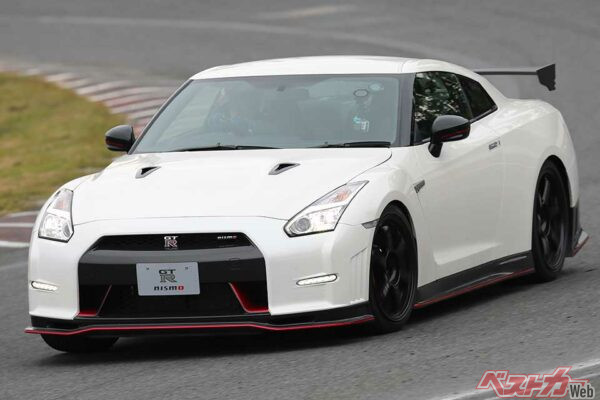日産 GT-R NISMO（価格：1544万4000円）…エクステリアはカーボン製バンパーとアンダーカバーのエアストレーキ、カーボン製のリアスポイラーを採用するなど全方位にわたってさらに突き詰めている