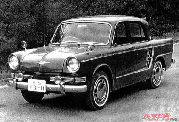 日野コンテッサ900…1961年に誕生した日野独自設計の乗用車。エンジンはほぼルノー製の拡大版といっていい直4、OHV893ccで最高出力は35ps/5000rpmだった。リアエンジンのためサイドにエアインテークがもうけられているのが特徴だ