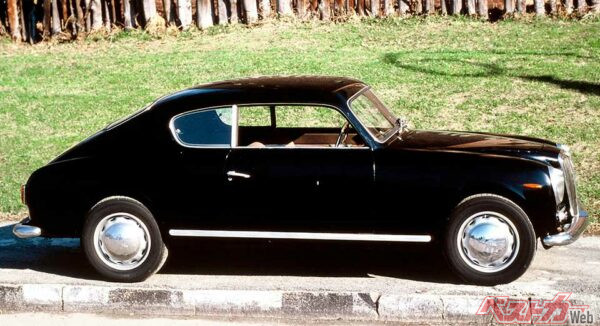 ランチア・アウレリア B20GT…1951年のトリノショーで発表され、世界で初めてGTを名乗ったクルマとして知られる。エンジンはV6、2Lで75ps、4MTのコラムシフトと組み合わされた。エレガントな2ドアのボディは、後のクーペのデザインに多大な影響を与えた