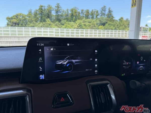 画面右の運転席側のモニターがわずかに大きくなっている。運転者の視点を徹底的に考えたデザインだ