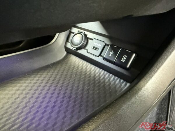 シフト下の空洞部分。夜でも手元がわかりやすくなるだけでなく、内装のデティールが見えるようになるのもうれしい