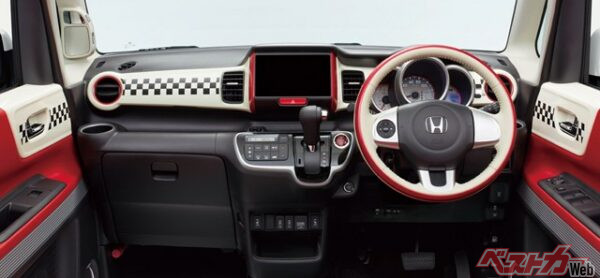 白と赤を基調にチェッカーフラグをあしらったインテリア。内側までドライバーをやる気にさせるデザイン。何度もいうがこれは箱型のクルマだ