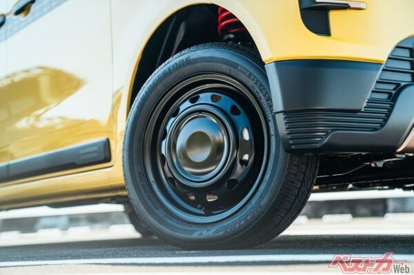 滑かなくぼみが設けられたセンターキャップが、全体と調和する立体感を演出する