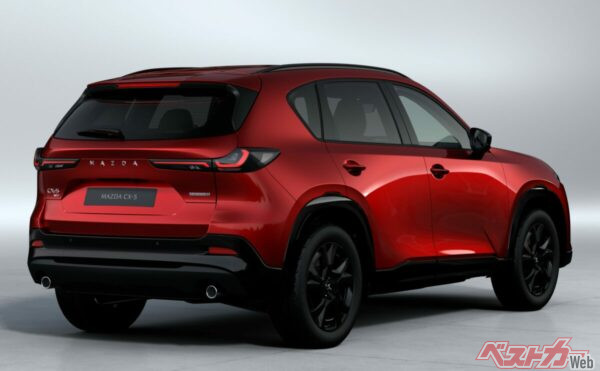 新型CX-5。テールゲート中央にMAZDAの英文字が入る