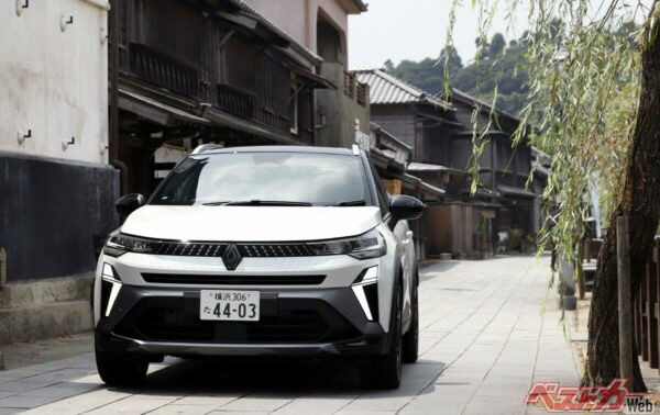 日本の古い街並みも似合うデザインはさすが!! こういった低速時のギクシャク感は少々気になる点であった
