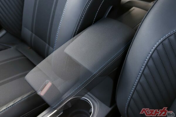 前後に動かせるアームレストもイイね!! 腕を置いてもカップホルダーの飲み物に干渉しないのもお見事