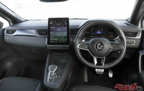 センターモニターが運転席側にオフセットされたデザインで視認性バツグン!! シフト横にやわらかいニーパッドが設置されているのも◎