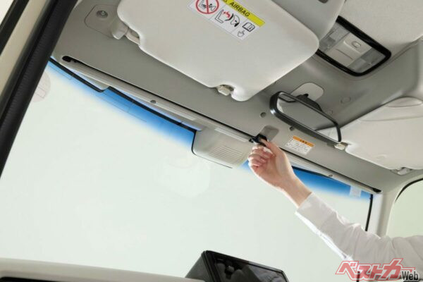 コンソールの窓側にサンシェードが格納されている。夏の熱対策はもちろん、目隠しとしても便利なので、1年を通して活躍してくれる