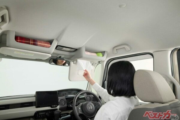 広めのトレイにはタオルや小物はもちろん、ティッシュボックスも収納可能。下部のスリットからティッシュが取り出せる