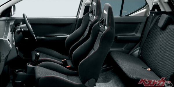 さすがにホットモデルなだけあって専用レカロシートだった