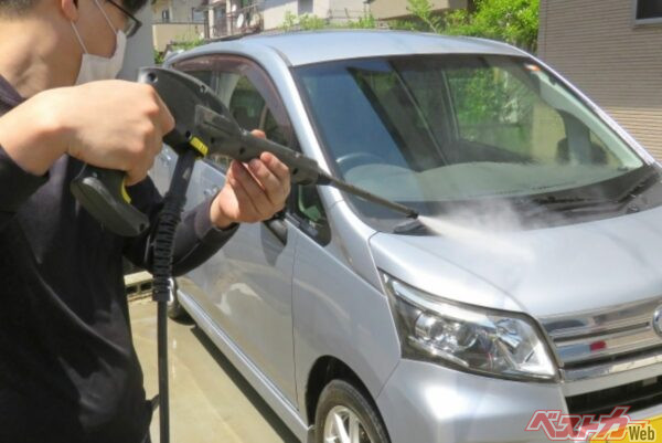 コイン洗車場では主流の高圧噴射を利用し、この段階でできるだけ砂や泥汚れを洗い流しておきたい