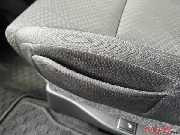 スマホ置き場にぴったりの運転席シートサイドポケット