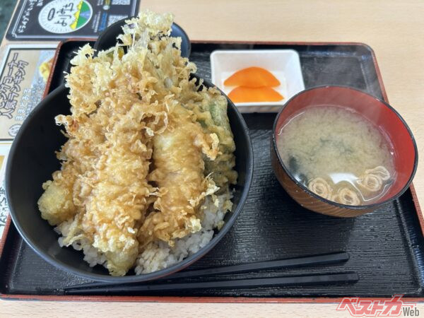 四倉パーキングエリアの魚天丼（1140円）。最後まで熱々の味噌汁も素晴らしかったです