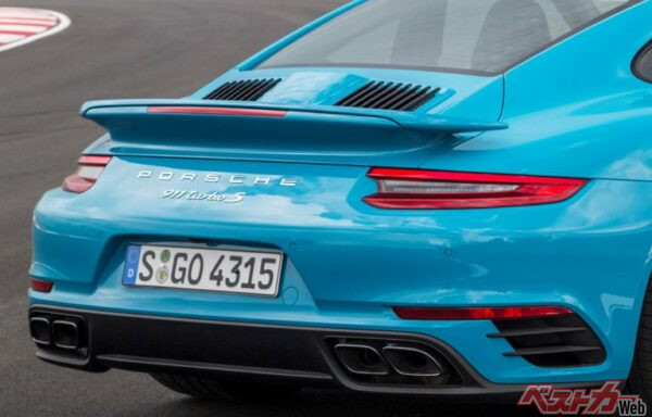 ドイツのナンバープレートに封印はない。英文字の間には2つのシールがあり、上は登録した州の公式シール、下は車両安全検査シールで有効期限が示されている