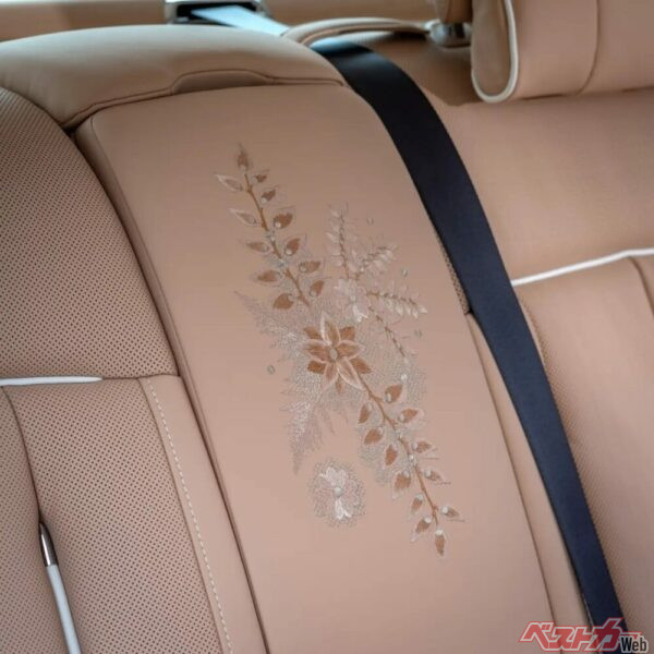 レースにインスピレーションを得た優美な刺繍