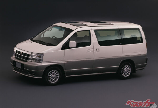 初代エルグランド。フロントグリルのエンブレムはキャラバンエルグランドが赤、ホーミーエルグランドが青だった