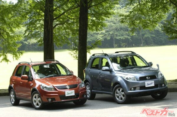 2006年登場SX4(左)。翌年、SX4はセダンがラインナップに。奇しくもその年に軽自動車年間販売台数トップをダイハツに渡す。写真右側はダイハツ ヴィーゴ