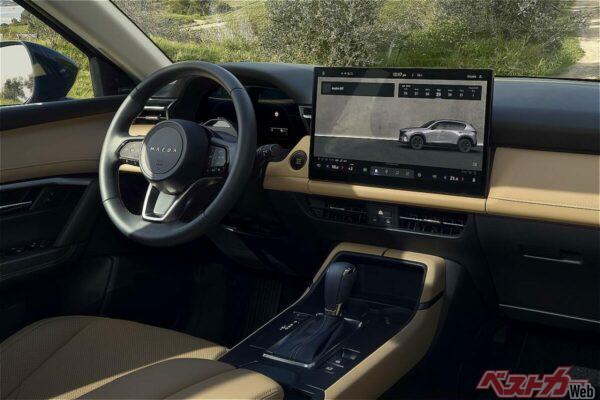 マツダ新型CX-5の最上位グレード「HOMURA」。15.6インチディスプレイが巨大！