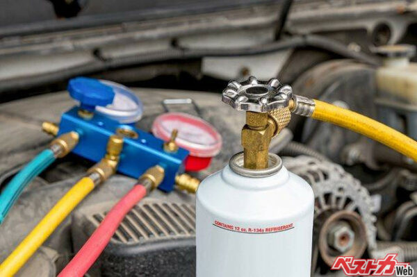 エアコンの効きが悪くなり、やがて吹き出し口から熱風が出てきた場合、エアコンガスの不足を疑おう。整備工場、ディーラーや大型カー用品店でエアコンガスの補充ができる（写真：JJ-Gouin-Stock＠Adobe Stock）