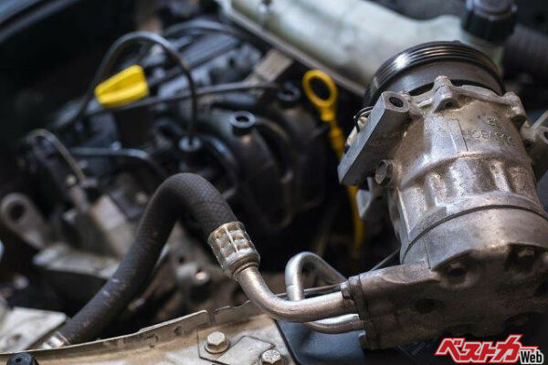 エアコンを作動させると、エンジンルームからガラガラと音がする場合はコンプレッサーの故障が疑われる。その場合はエアコンのスイッチをオフにして業者に点検を依頼しましょう（写真：Filippo-Carlot@Adobe Stock）