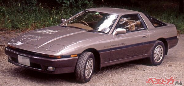 A70スープラに設定された3.0L DOHCターボの「7M-GTEU」は、最高出力230PS/5600rpmと当時の自主規制枠に迫るパフォーマンスで、ファンの視線を釘付けにした
