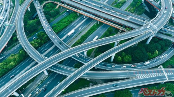 間違ってしまった焦りはあるだろうが、まずは流れに乗って走り続けることを優先(naka@Adobestock)