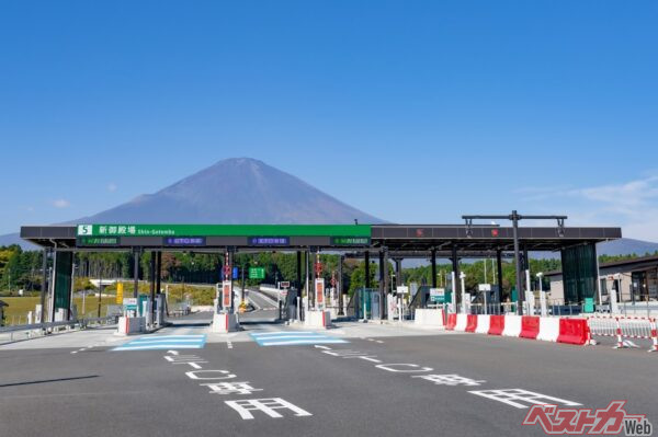 目的のICを通り過ぎてしまったら、次のICで高速道路を降りる。ETC搭載車でも「一般レーン」を利用することが重要(あんみつ姫@Adobestock)