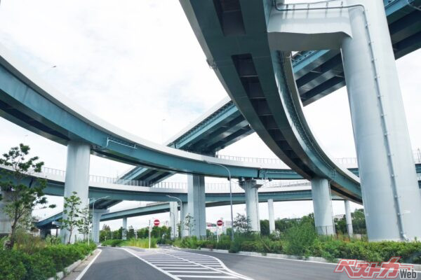 バーが上がらないことを知っていながら、ETCレーンに進入することは大変危険(Hideaki@Adobestock)