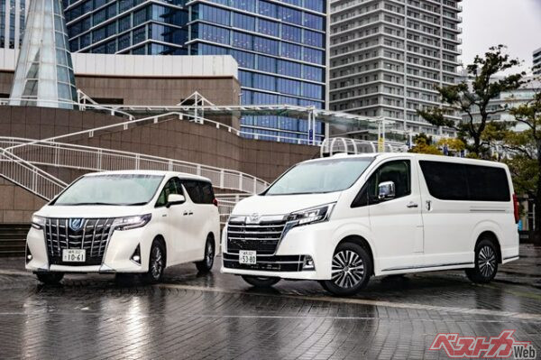 先代アルファード(左)とともにならぶグランエース(右)