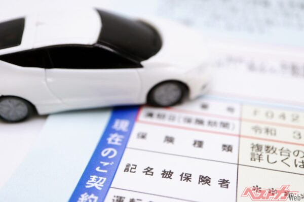 保険会社によっては、事故1回無事故扱い特約と呼ばれる特約を付けることで、一定の条件下では1回目の事故で等級ダウンを回避できる場合もある（umaruchan4678@Adobestock）