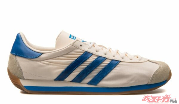 専用のドライビングシューズも販売されているが、このアディダスカントリーのようにかかとが引っかからない設計のスニーカーもいいだろう（xMarshall＠Adobe Stock）