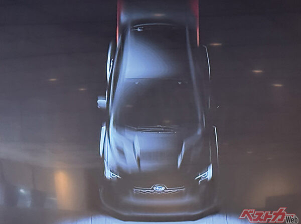 新型車の情報と共に公開された写真。アングルといいボケ加減といい絶妙なチラ見せ