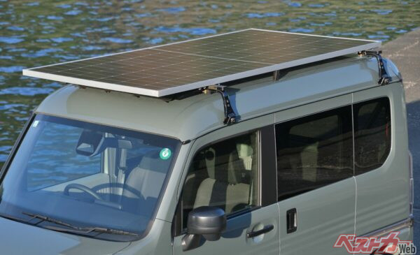 545Wの太陽光パネルは晴天なら1日4kWhほどの発電が可能で、真夏なら毎日5.2kWhの蓄電池がいっぱいになるほど。7.5km/kWhとして40km近く走れる