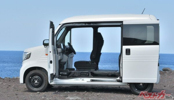 八丈島のような坂のある離島ではパワフルな電気自動車の使い勝手がいい。N-VAN e:はセンターピラーがなく開口部の広いため、いろいろなレジャーに使える