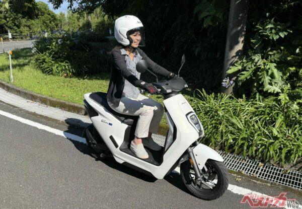EM-1 e:は原付電気スクーター。価格は車両本体、モバイルパワーパック e:、パワーパックチャージャーe:セットで32万100円。国から2万3000円に加え、東京都なら約3万6000円の補助金を受けられる