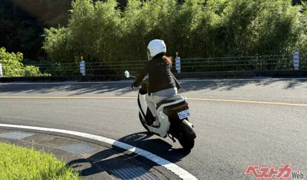 左のブレーキレバーだけで前後ブレーキを適切にかけてくれるコンビブレーキのおかげでコーナーリングもスムーズ