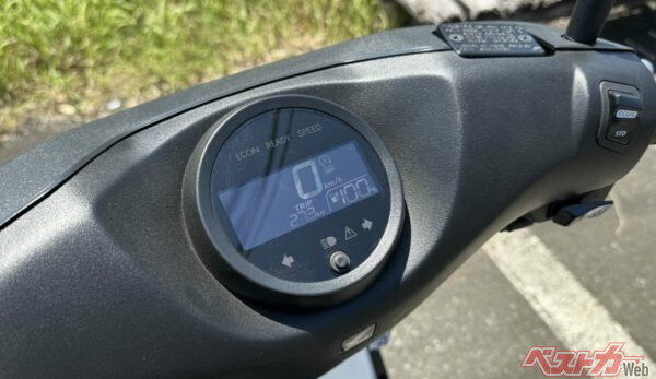 メーターは見やすいデジタルでアクセルの下にECONモードスイッチがある