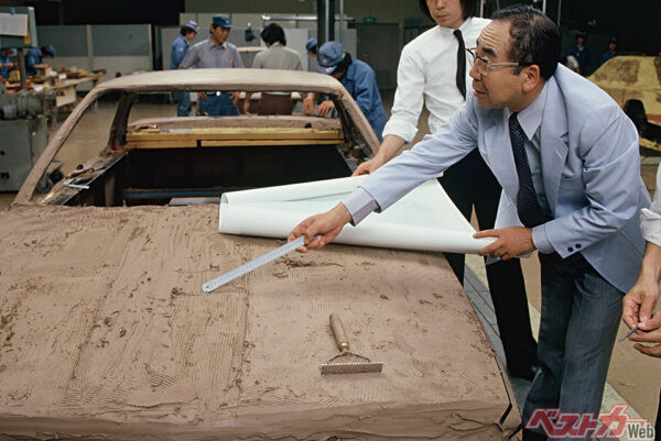 R30型のクレイモデルを前にエンジニアに対して指示を出す櫻井眞一郎氏