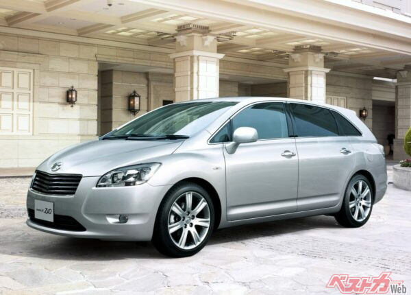 セダンのような佇まいをもちつつ、ミニバンのようなシルエット。現代のフランス車にありそうスタイリングで、2007年から2013年まで販売された