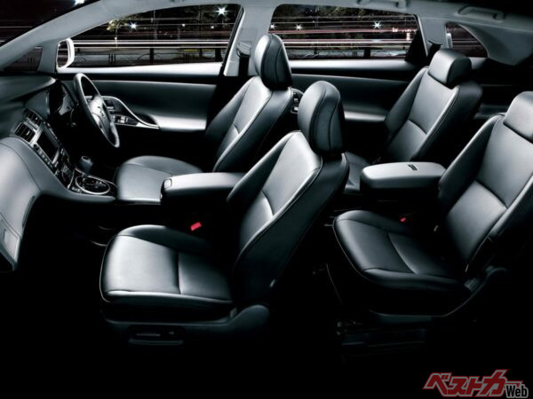 前席と2列目のシート間距離は980mmを確保。足元空間に余裕を持たせることで、長時間ドライブでも疲れにくい着座姿勢とリラックス空間を提供する