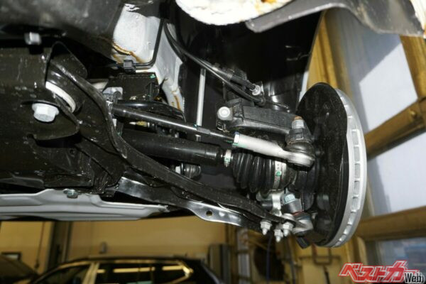 各部のブッシュが劣化し金属が擦れあう異音がしたらすぐに整備工場に(Adobe Stock@Орлов Александр)